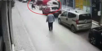 Bursa’da kargo aracı anne ve kızına çarptı