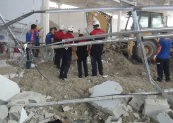 İşçilerin çalıştığı sırada fabrika duvarı çöktü