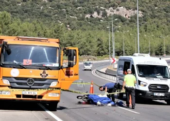 Kamyona çarpan motosikletli kadın hayatını kaybetti