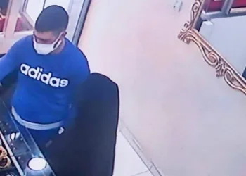 Kuyumcuyu oyalayıp hasır bilezik çaldılar