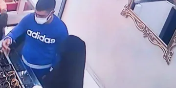 Kuyumcuyu oyalayıp hasır bilezik çaldılar
