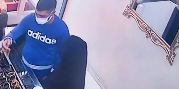 Kuyumcuyu oyalayıp hasır bilezik çaldılar