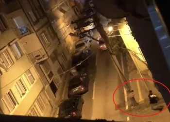 Nöbetçi eczanelerin olduğu pankartı söktü
