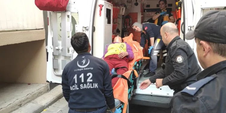 Denizli’de kocasıyla tartışıp kendini bıçakladı