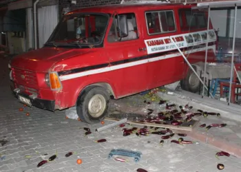 Çanakkale’de minibüs çay ocağına daldı