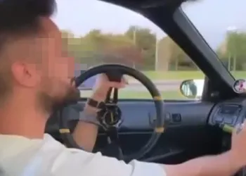 Seyir halindeki aracın direksiyonunu söktü