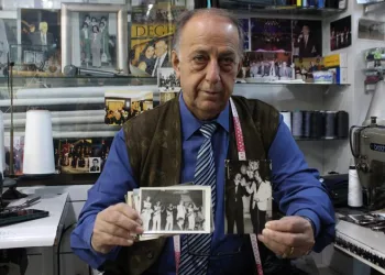 Bursa’da hem mesleğini hem ses sanatçılığını sürdürüyor