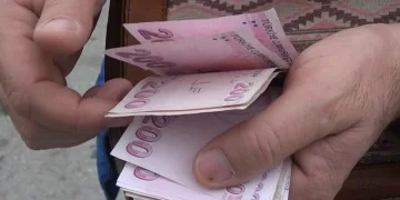 Para dolu çantayı karakola teslim etti
