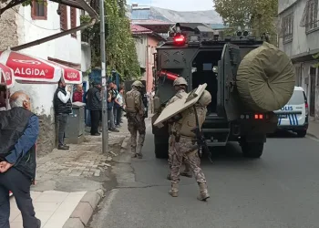 Kahrmanmaraş’ta operasyona giden polislere saldırı