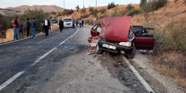 Malatya’da kamyonetle otomobil çarpıştı: 1 ölü