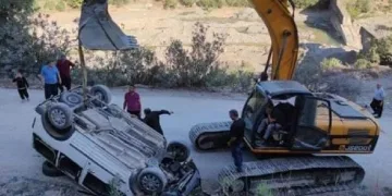 Şarampole uçan otomobil iş makinesiyle çıkarıldı