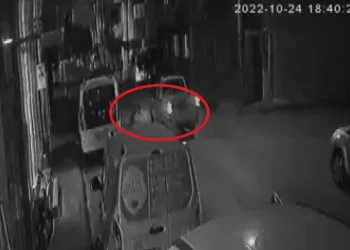 Köpekten kaçan çocuk otomobilin altında kaldı