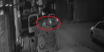 Köpekten kaçan çocuk otomobilin altında kaldı