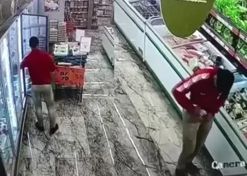 Çaldığı kaşarları pantolonuna sakladı