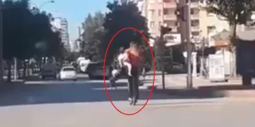 Adana’da kucağında bebeğiyle scootera bindi