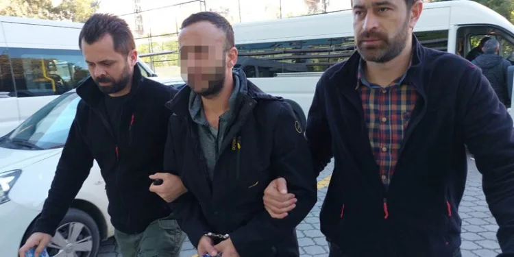 Sokaktaki kan izi şüpheliyi yakalattı