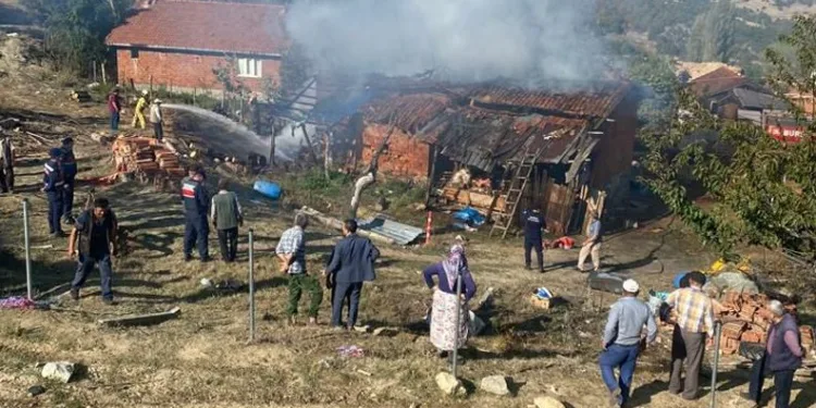 Bursa’da çıkan yangında küle döndü