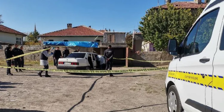 Otomobil içerisinde kadın ve erkek cesedi bulundu