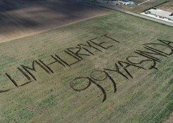 Tarlasına traktörüyle “Cumhuriyet 99 yaşında” yazdı