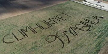 Tarlasına traktörüyle “Cumhuriyet 99 yaşında” yazdı