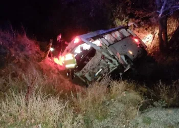 Bursa’dan cenazeye giden midibüs devrildi