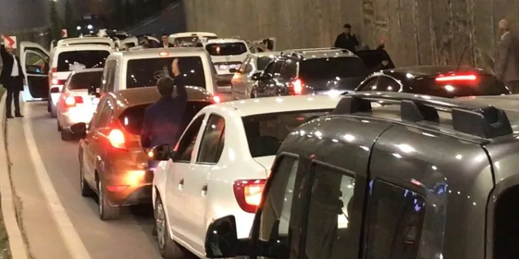 Yolu trafiğe kapatıp çiftetelli oynadılar