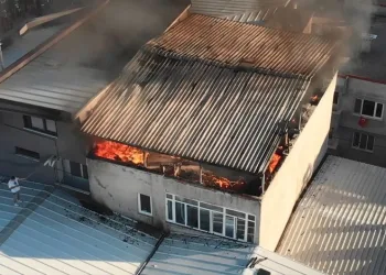 Bursa’da 5 katlı apartmanın çatı katında yangın