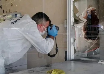 Duvarı delerek kuyumcuya girmeye çalıştı