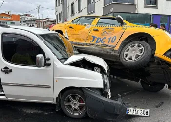 İstanbul’da iki ticari araç çarpıştı: 4 yaralı