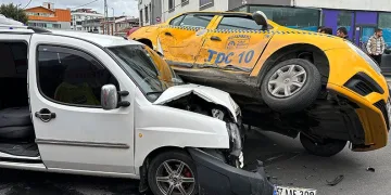 İstanbul’da iki ticari araç çarpıştı: 4 yaralı