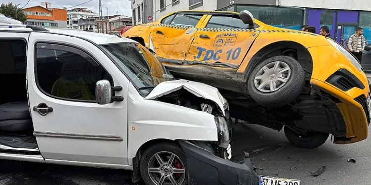 İstanbul’da iki ticari araç çarpıştı: 4 yaralı