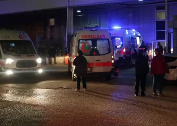 50’den fazla işçi yemekten zehirlendi
