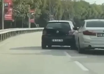 Bursa’da bir otomobilin kaza anı kameralara yansıdı