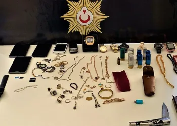 Sivas’ta plastik aparatla kilitleri açıp evleri soydular