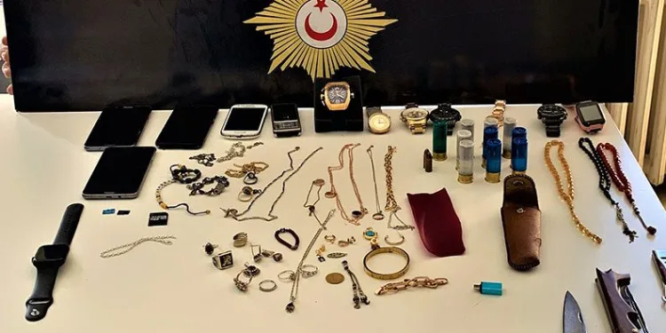 Sivas’ta plastik aparatla kilitleri açıp evleri soydular
