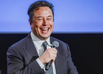 Elon Musk Twitter’ı satın alıyor