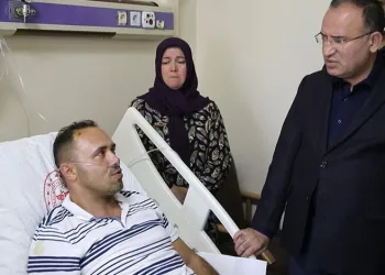 Bakan Bozdağ yaralı madencileri ziyaret etti