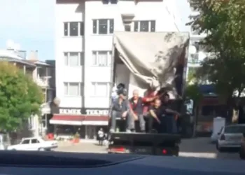 Bursa’da kamyonet kasasında tehlikeli yolculuk