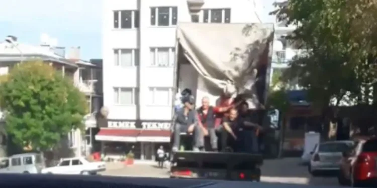 Bursa’da kamyonet kasasında tehlikeli yolculuk