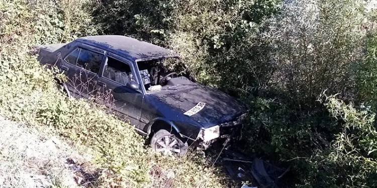 Bursa’da otomobil dereye uçtu: 2 yaralı
