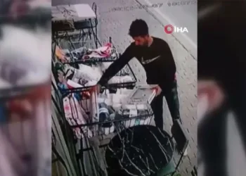 Bursa’da dükkan önündeki nevresimleri çaldı