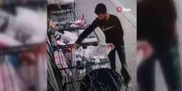 Bursa’da dükkan önündeki nevresimleri çaldı