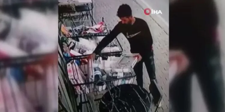 Bursa’da dükkan önündeki nevresimleri çaldı