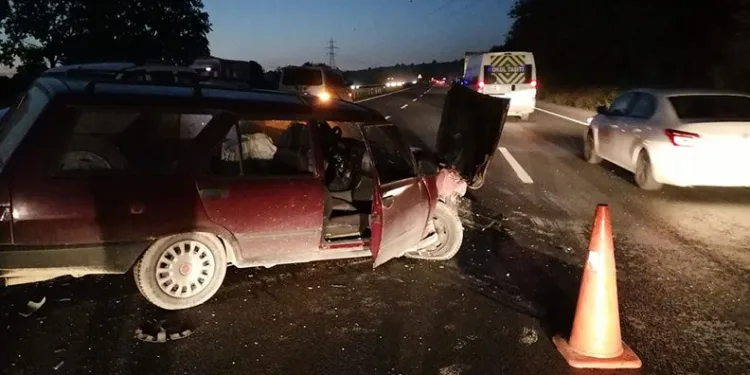 Bursa’da otomobil ile hafif ticari araç çarpıştı: 4 yaralı