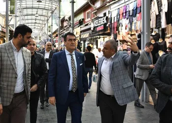 Uzun Çarşı’nın çatısının yanları kapatıldı