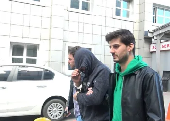 Polisi gören hırsızlık zanlısı balkondan aşağı atladı
