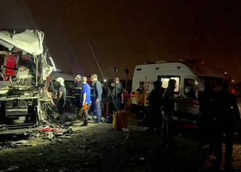 TIR ile yolcu otobüsü çarpıştı: 1 ölü, 22 yaralı