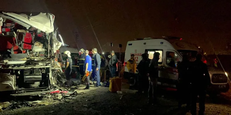 TIR ile yolcu otobüsü çarpıştı: 1 ölü, 22 yaralı