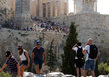 Akropolis’teki kayalıklardan düşen kadın hayatını kaybetti