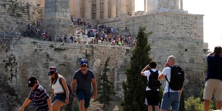 Akropolis’teki kayalıklardan düşen kadın hayatını kaybetti